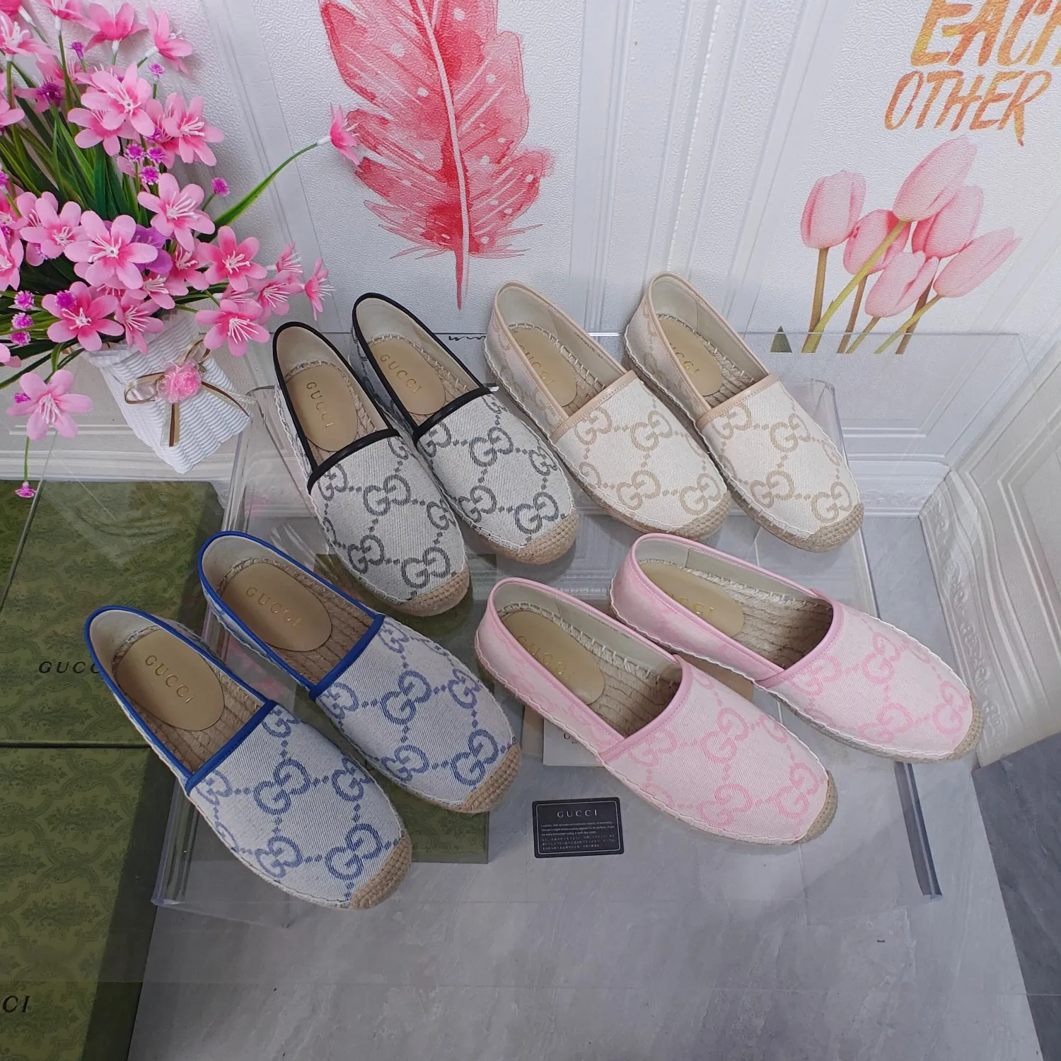 👟👟Ex-factory price 360👟👟 2025 new color early spring Gucci 🗽🗽Gucci classic logo logo canvas fisherman shoes, espadrilles made of double G imported fabric. The brand's double G flocked letters cross-woven pattern color will be reinterpreted every season, and the charm of the collection elements will be interpreted through more fresh and eye-catching materials and designs. Women's size: 35-41 (34, 42 can be customized, non-refundable and non-exchangeable)